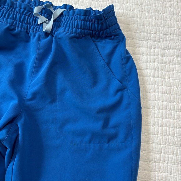 FIGS royal blue scrub set (Davia pants M petite & Catarina top M) - Picture 5 of 8